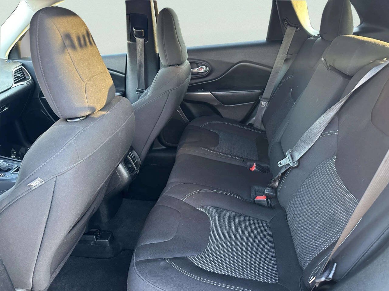 Used 2020 Jeep Cherokee Latitude FWD image 13