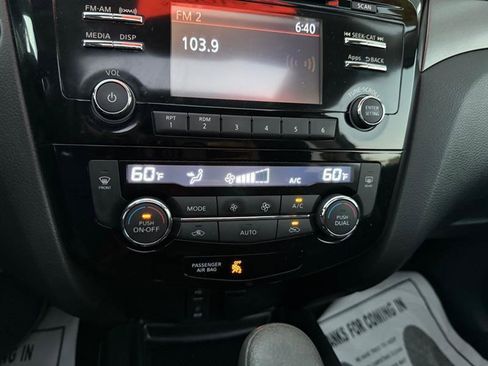 Used 2016 Nissan Rogue SV w/ SV Moonroof Package image 22