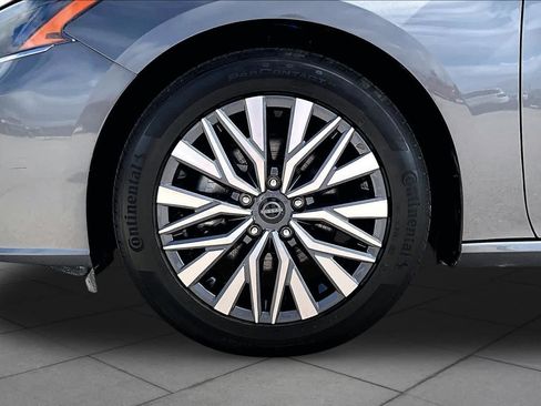 Used 2025 Nissan Altima 2.5 SV FWD image 11