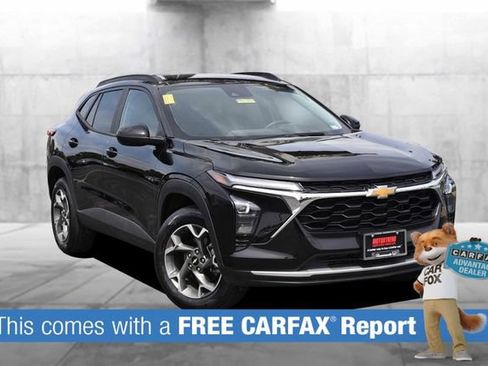 Used 2025 Chevrolet Trax LT w/ LT Convenience Package FWD image 2