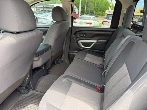 Used 2022 Nissan Titan SV RWD image 11