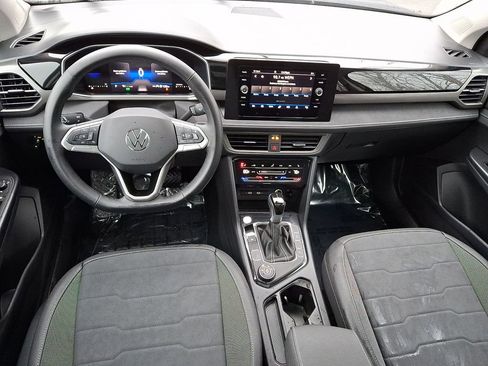 Certified 2025 Volkswagen Taos SE image 9