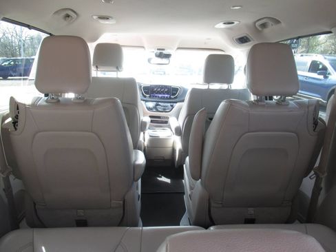 Used 2021 Chrysler Pacifica Touring-L FWD image 15