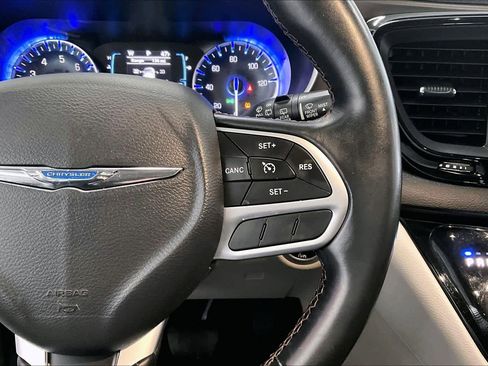 Used 2017 Chrysler Pacifica Touring-L image 22