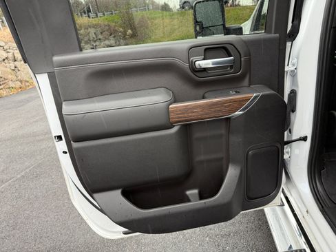 Used 2022 Chevrolet Silverado 2500 High Country w/ Z71 Off-Road Package image 18