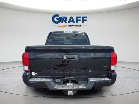 Used 2017 Toyota Tacoma TRD Sport AWD/4WD image 6