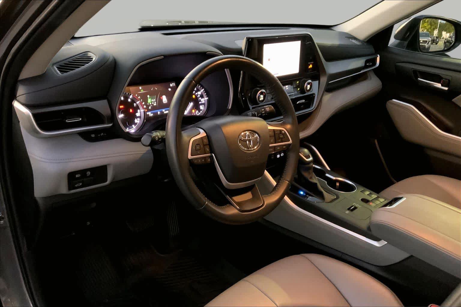 Used 2024 Toyota Highlander XLE FWD image 15