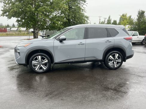 Used 2025 Nissan Rogue SL AWD/4WD image 2