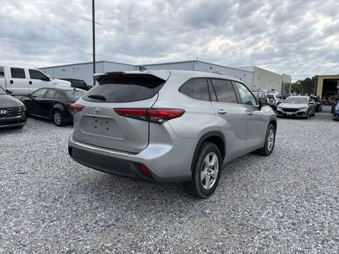 Used 2023 Toyota Highlander LE FWD image 5