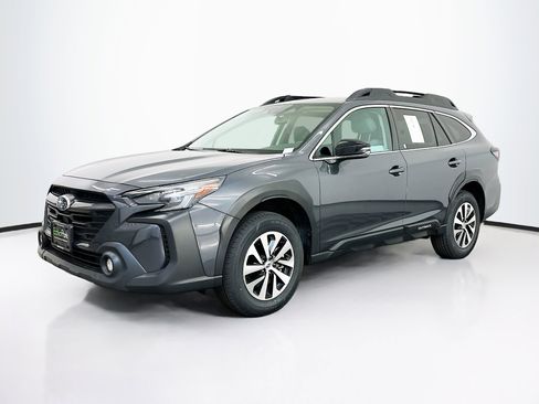 Used 2023 Subaru Outback Premium image 3