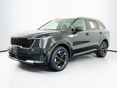 Used 2024 Kia Sorento S image 3