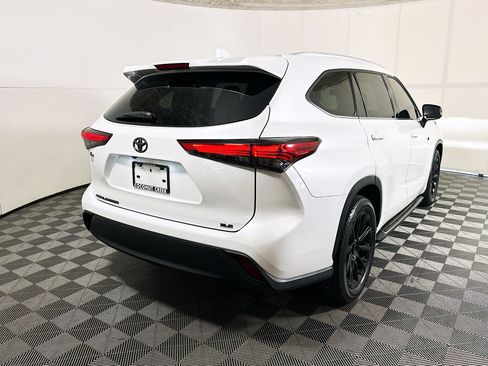 Used 2022 Toyota Highlander XLE FWD image 3