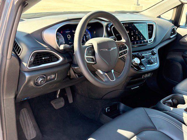 Certified 2025 Chrysler Pacifica Select FWD image 18