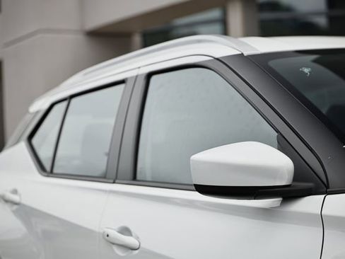 Used 2024 Nissan Kicks SV FWD image 3