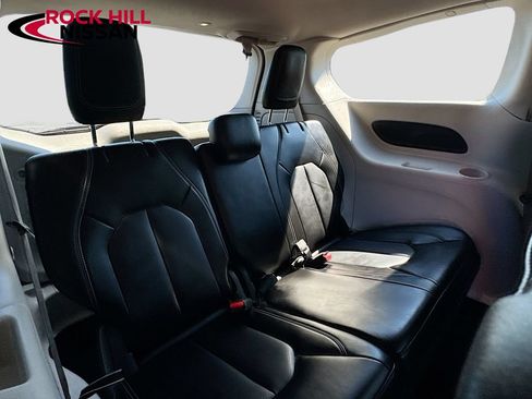 Used 2023 Chrysler Pacifica Touring-L FWD image 29