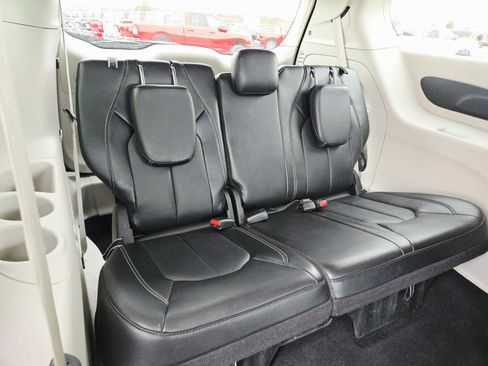 Used 2024 Chrysler Pacifica Touring-L image 15