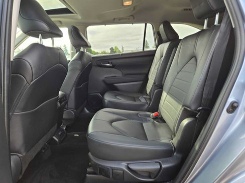 Used 2023 Toyota Highlander XLE AWD/4WD image 19