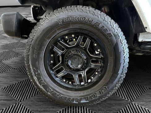 Used 2016 Jeep Wrangler Unlimited Rubicon w/ Connectivity Group image 13