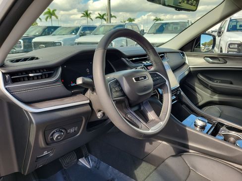 Used 2023 Jeep Grand Cherokee Limited w/ Luxury Tech Group II image 7