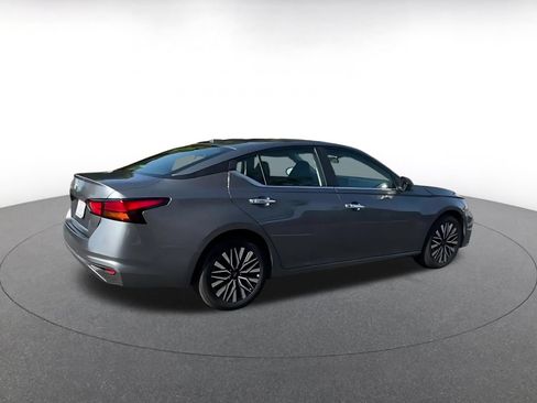 Used 2025 Nissan Altima 2.5 SV FWD image 15