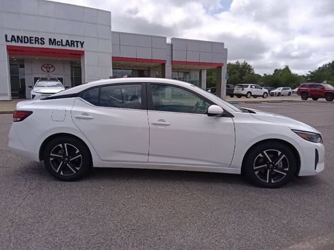 Used 2024 Nissan Sentra SV FWD image 2