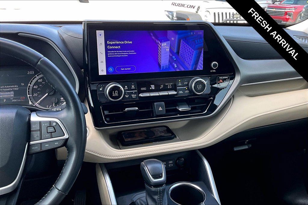 Used 2024 Toyota Highlander XLE AWD/4WD image 9