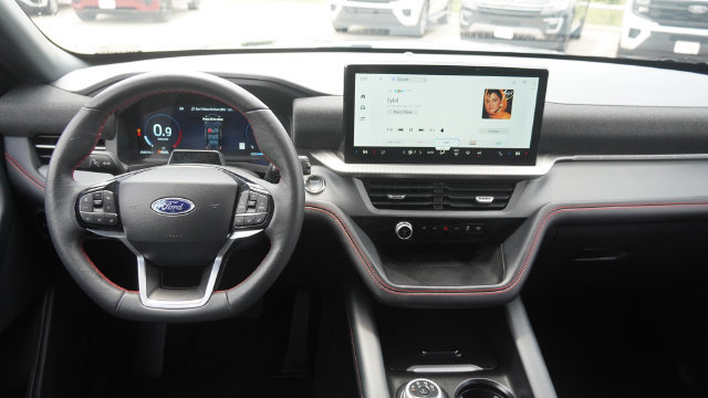 Used 2025 Ford Explorer ST-Line w/ ST-Line Street Pack AWD/4WD image 5
