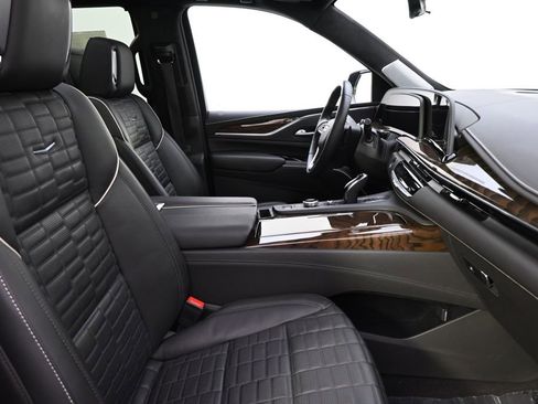 Used 2023 Cadillac Escalade Sport Platinum w/ LPO, ONYX Package AWD/4WD image 16