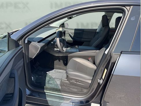 Used 2026 Tesla Model Y Long Range RWD image 9