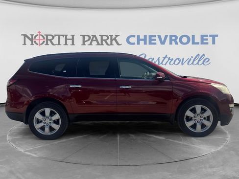 Used 2017 Chevrolet Traverse LT w/ Style and Technology Package FWD image 2
