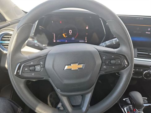 Used 2025 Chevrolet Trax LT FWD image 14