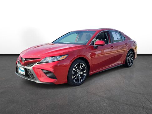 Used 2020 Toyota Camry SE image 2