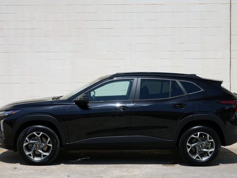 Used 2025 Chevrolet Trax LT w/ LT Convenience Package FWD image 42