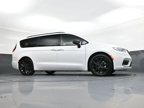 Used 2025 Chrysler Pacifica Limited image 36