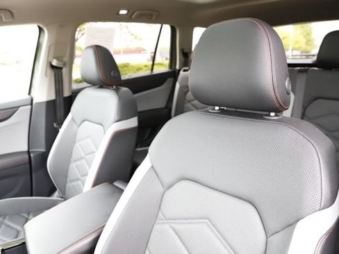 Used 2025 Volkswagen Atlas Peak Edition SE AWD/4WD image 15