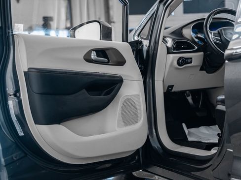 Used 2018 Chrysler Pacifica Touring-L image 38