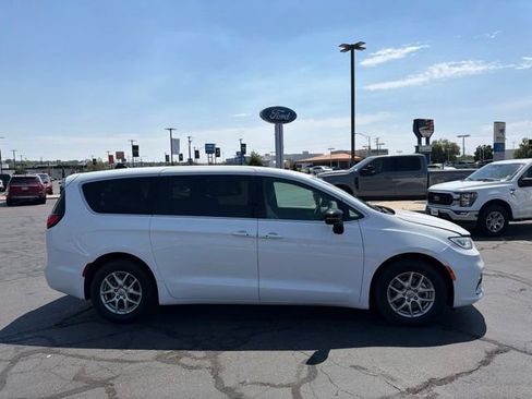Used 2025 Chrysler Pacifica Select FWD image 4