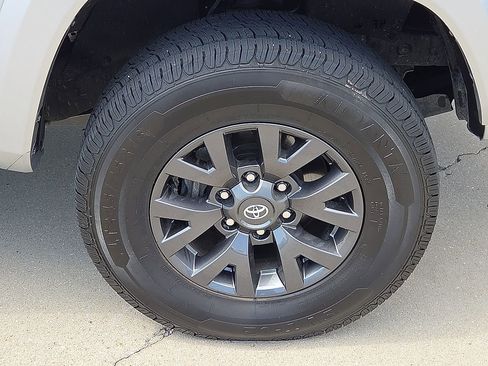 Used 2022 Toyota Tacoma SR5 w/ SR5 Appearance Package (SM) RWD image 7