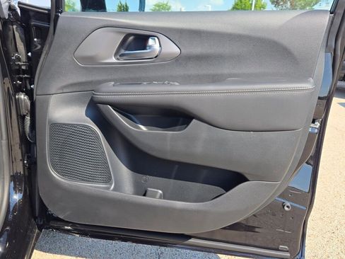 New 2026 Chrysler Pacifica Select image 9