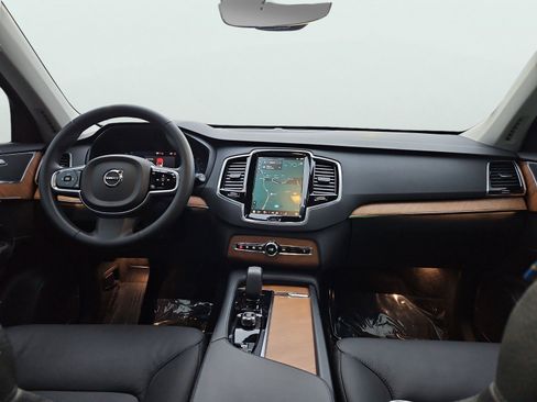 Used 2024 Volvo XC90 B5 Plus image 3