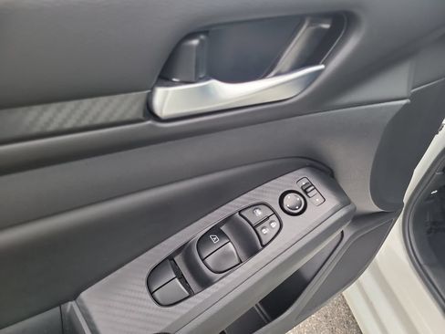 Used 2025 Nissan Altima 2.5 SV FWD image 17