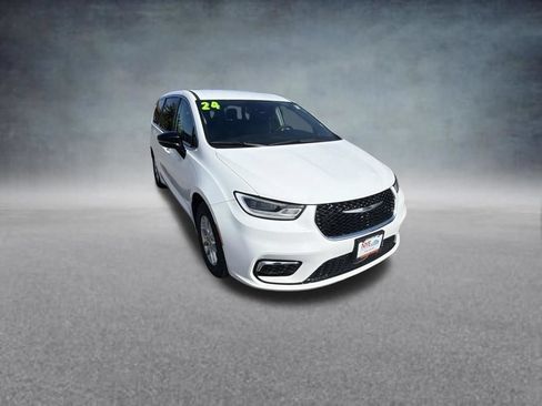 Used 2024 Chrysler Pacifica Touring-L FWD image 16