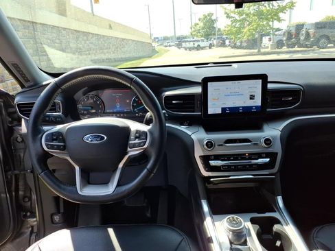 Used 2021 Ford Explorer XLT w/ Equipment Group 202A AWD/4WD image 34