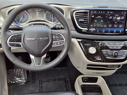 Used 2023 Chrysler Pacifica Touring-L FWD image 10