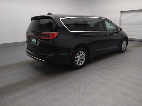 Used 2023 Chrysler Pacifica Touring FWD image 10