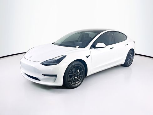 Used 2023 Tesla Model 3 Standard Range image 3