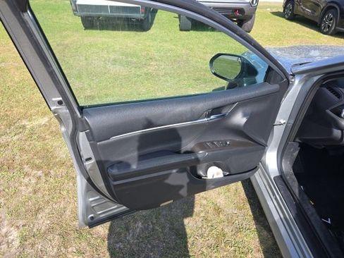 Used 2022 Toyota Camry XLE w/ Cold Weather Package image 11