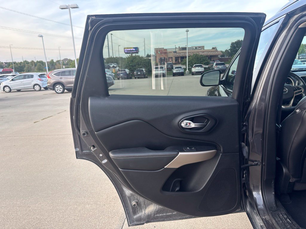 Used 2017 Jeep Cherokee Limited AWD/4WD image 32