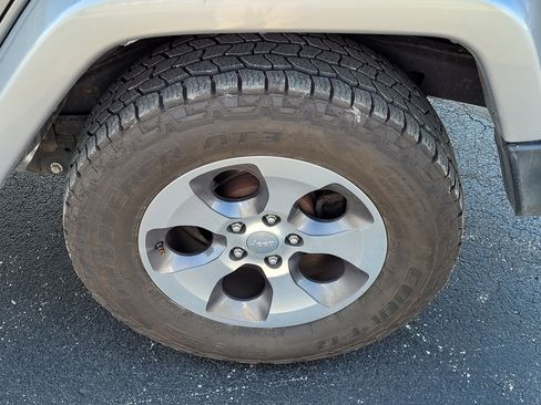 Used 2017 Jeep Wrangler Unlimited Sahara AWD/4WD image 10