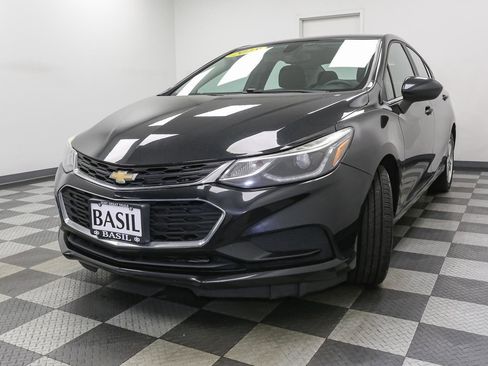 Used 2018 Chevrolet Cruze LT FWD image 4